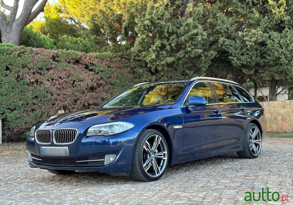 2011' BMW 520 D Exclusive photo #2