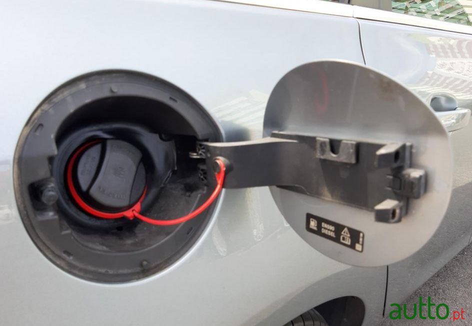 2011' Opel Astra Sports Tourer photo #2