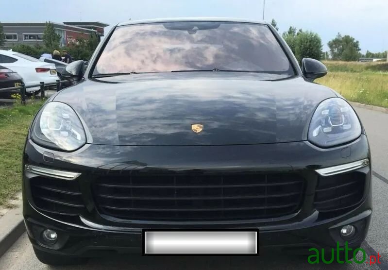 2015' Porsche Cayenne S E-Hybrid photo #2