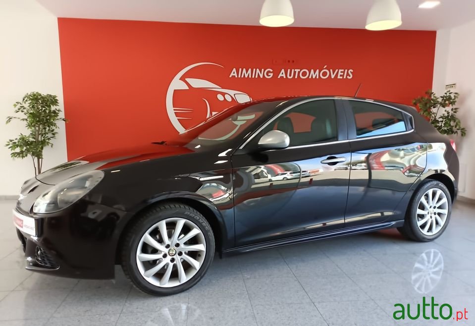 2011' Alfa Romeo Giulietta photo #5