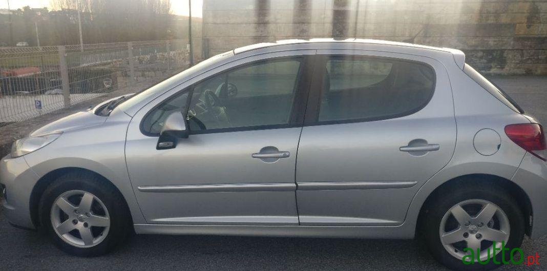 2009' Peugeot 207 1.4 Hdi Sport photo #3
