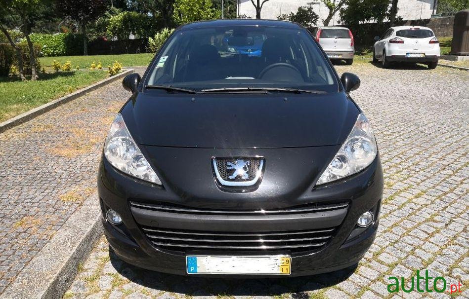 2009' Peugeot 207 1.4 Hdi Sport photo #3