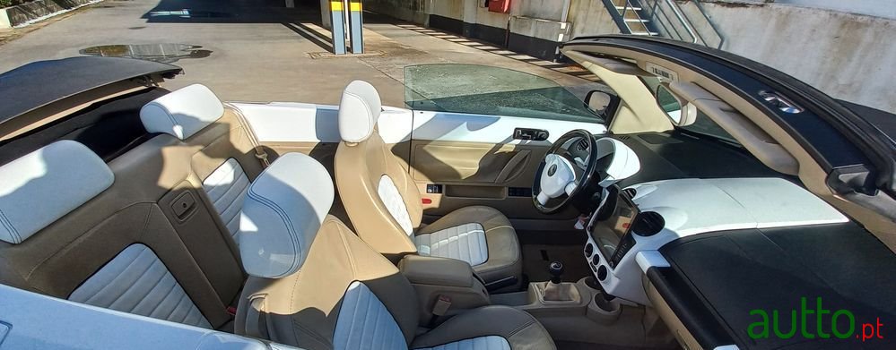 2005' Volkswagen New Beetle photo #3