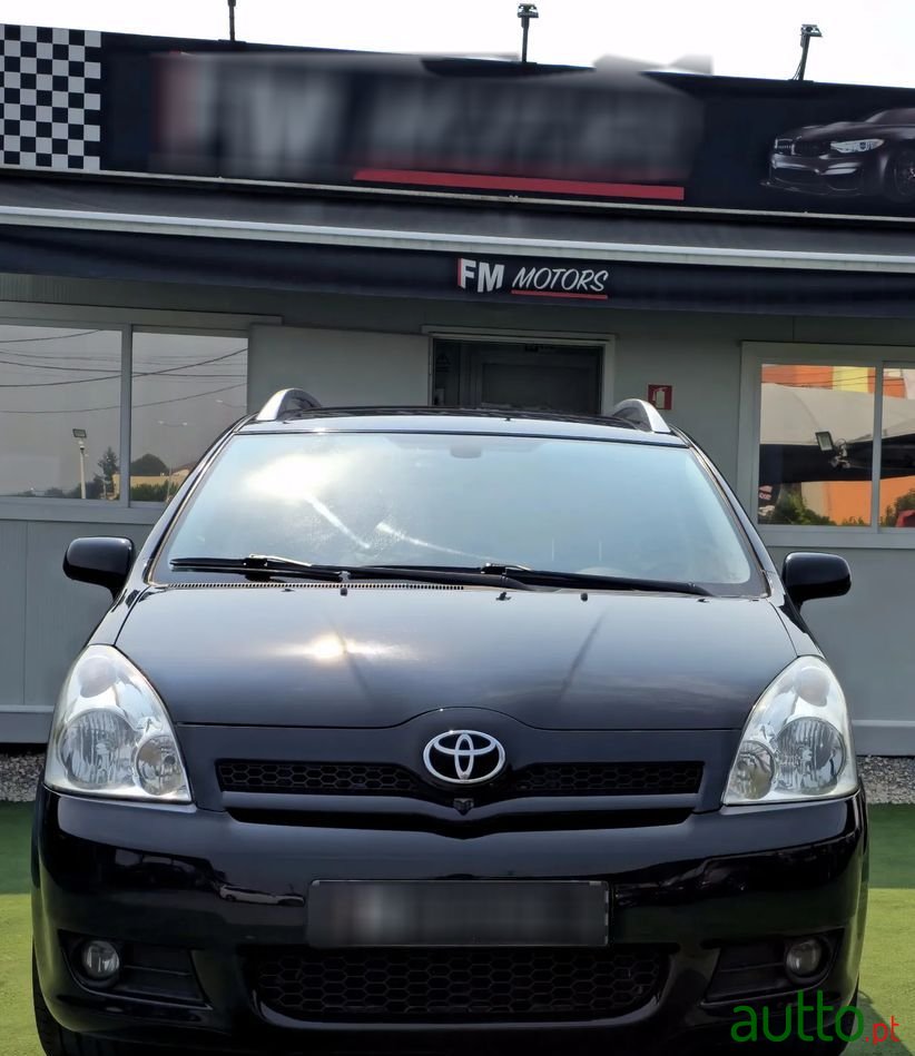 2006' Toyota Corolla Verso 2.2 D-4D Sol photo #6