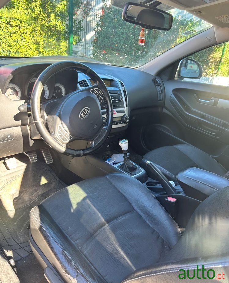 2009' Kia Proceed photo #5
