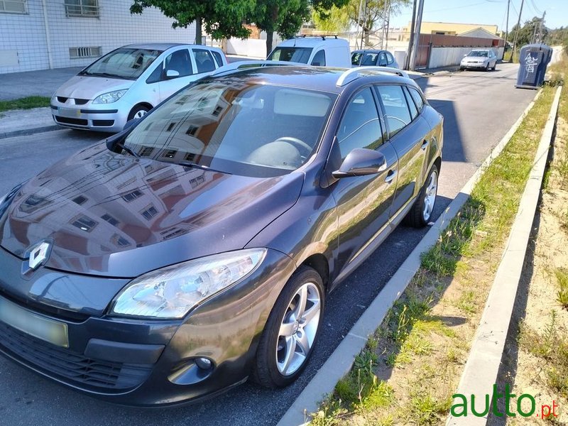 2010' Renault Megane Sport Tourer photo #2