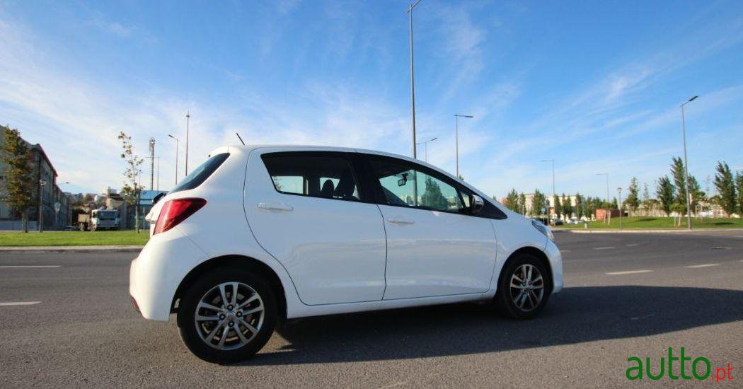 2016' Toyota Yaris photo #2