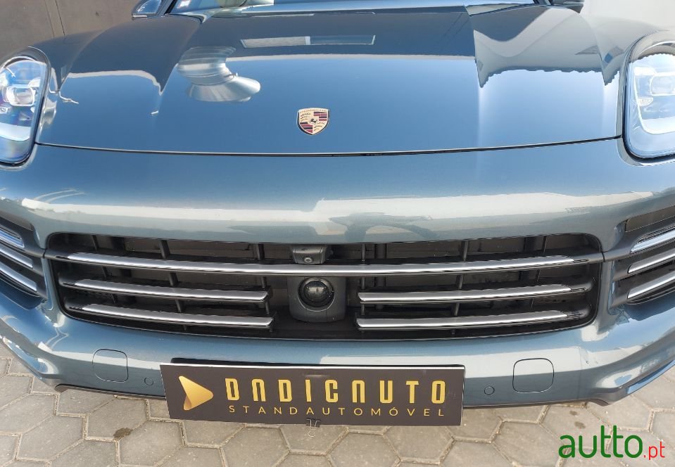 2018' Porsche Cayenne photo #2