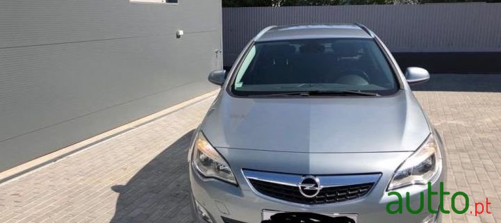 2011' Opel Astra Sports Tourer photo #2