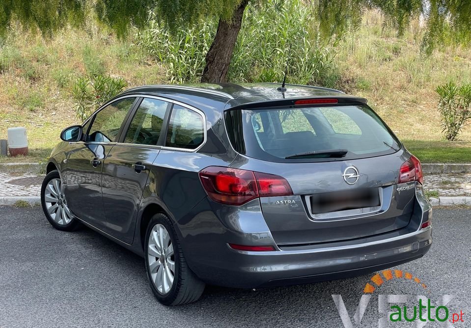 2012' Opel Astra Sports Tourer photo #2