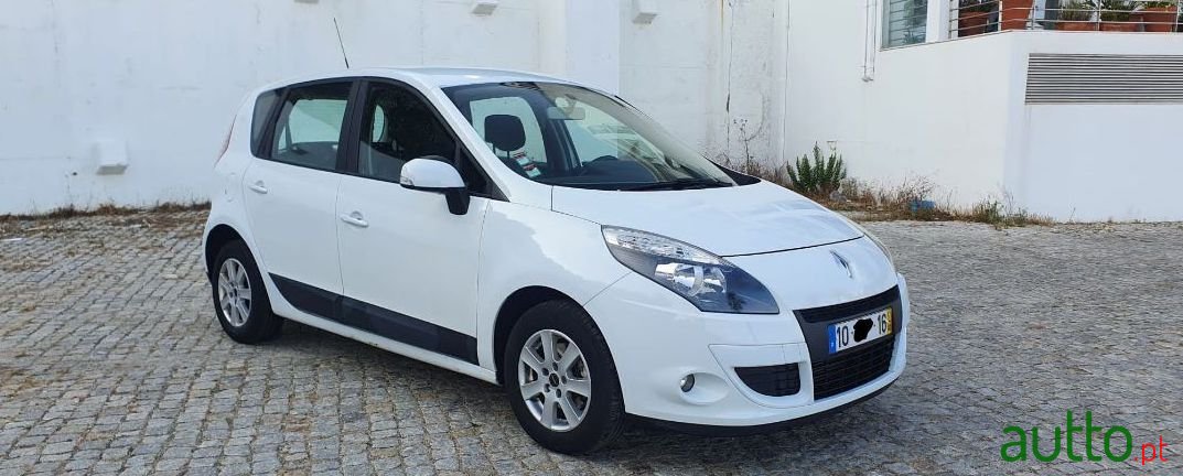 2011' Renault Scenic photo #1