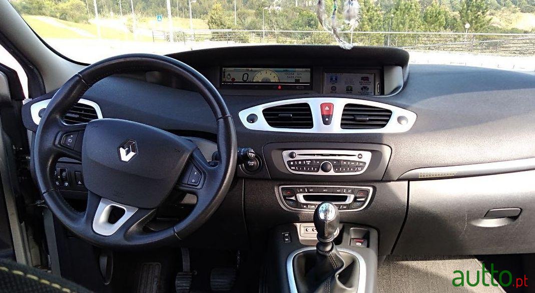 2010' Renault Grand Scenic photo #3