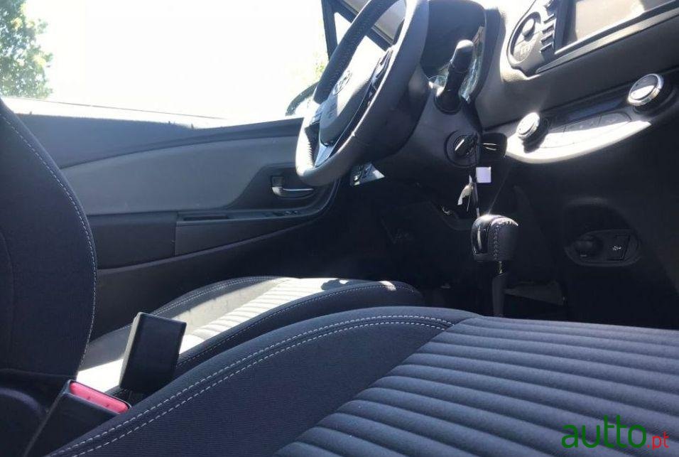2017' Toyota Yaris photo #1