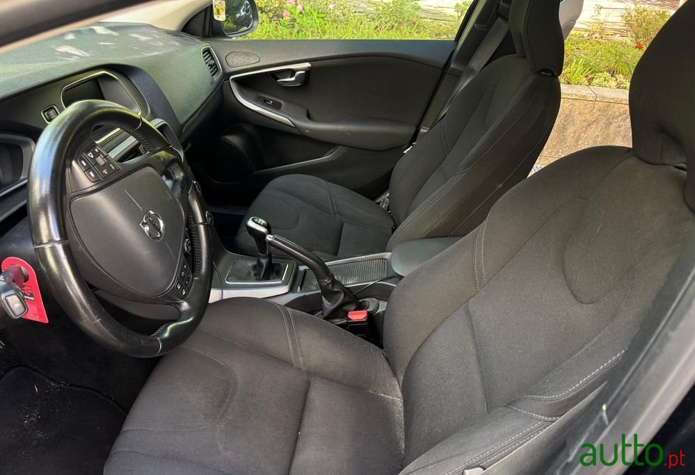 2017' Volvo V40 photo #3
