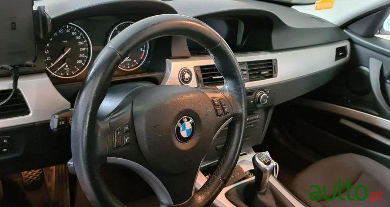 2011' BMW 318 photo #2