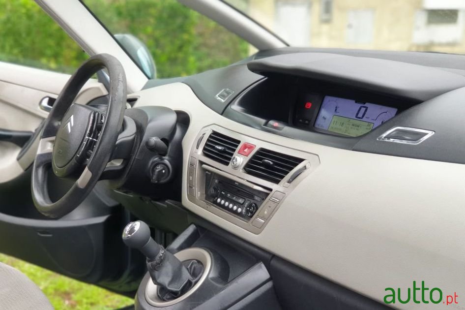 2008' Citroen C4 Grand Picasso photo #3