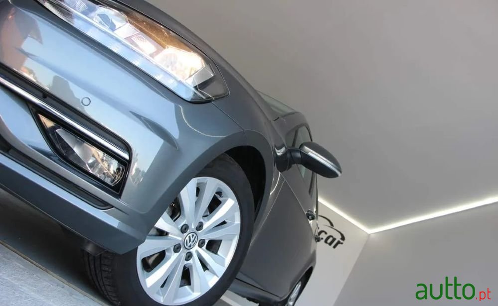 2019' Volkswagen Golf photo #5