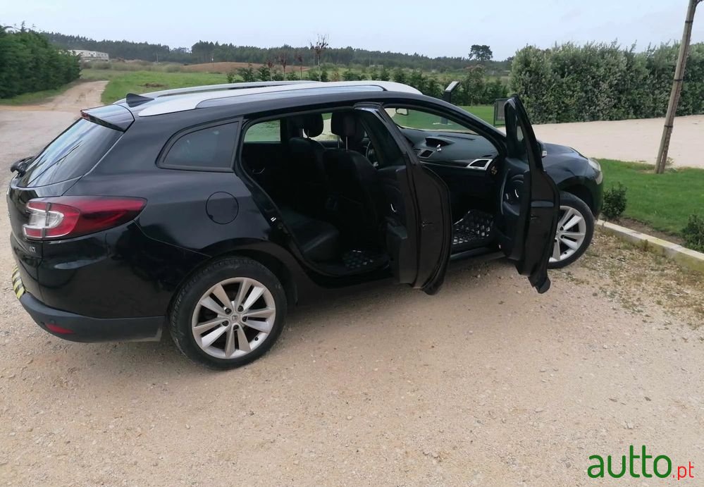 2011' Renault Megane Sport Tourer photo #1