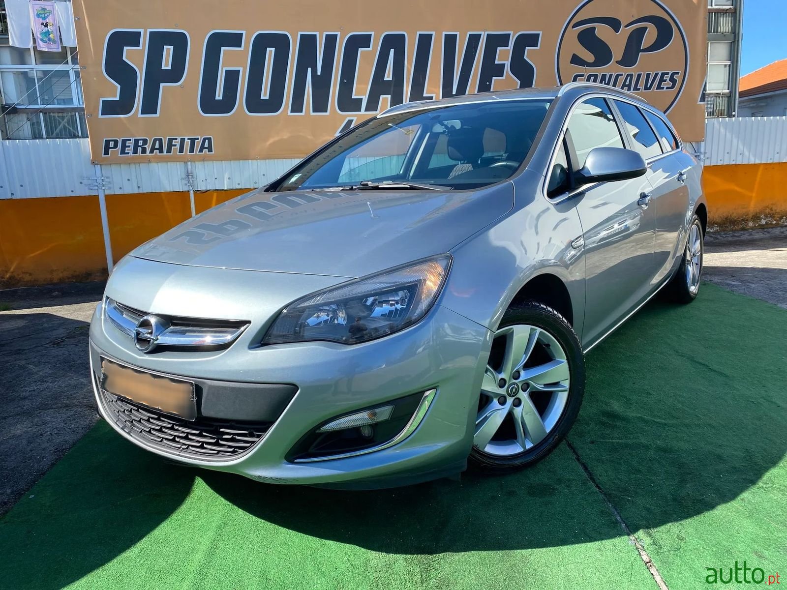 2013' Opel Astra Sports Tourer photo #1