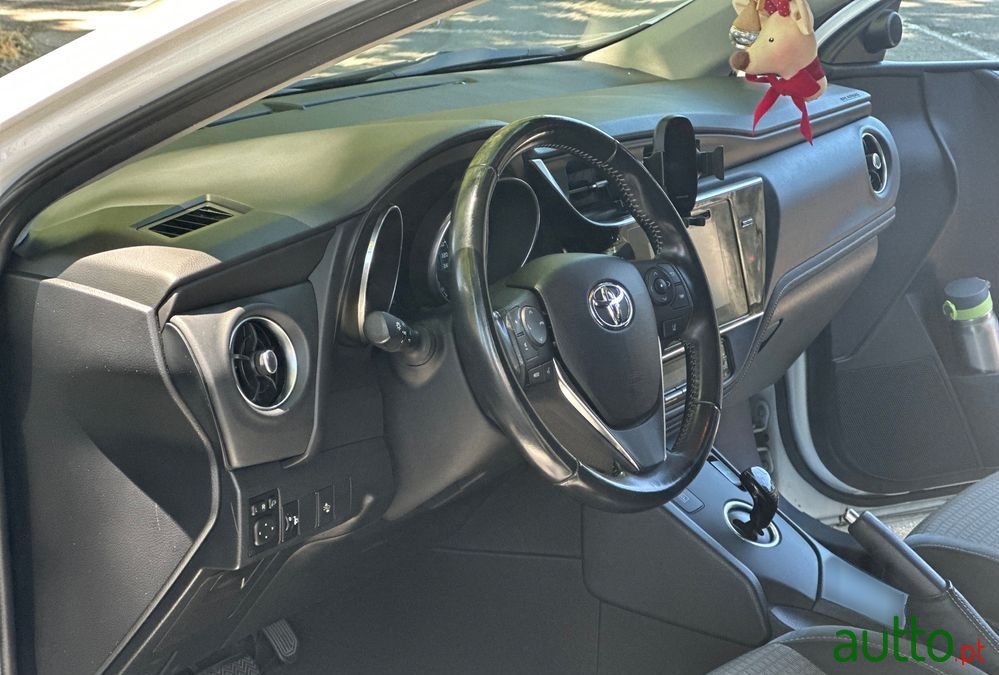 2017' Toyota Auris Touring Sports photo #5