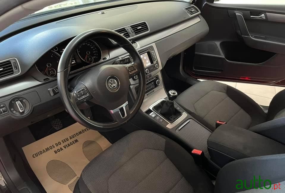 2011' Volkswagen Passat photo #3