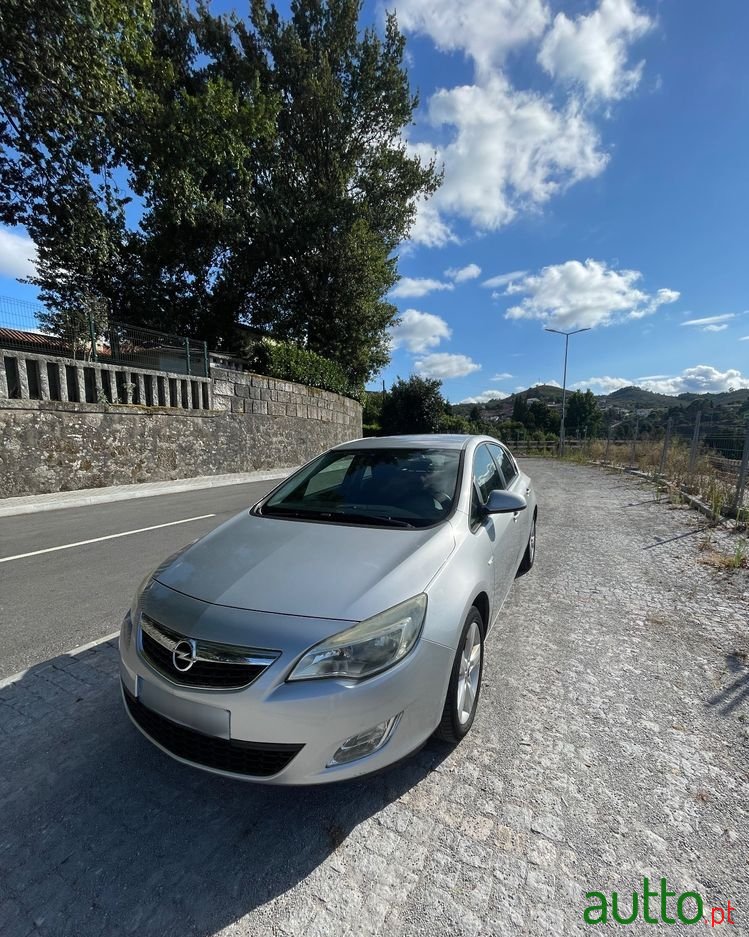 2010' Opel Astra 1.3 Cdti Cosmo photo #1