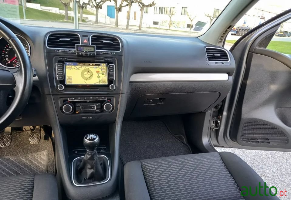 2011' Volkswagen Golf photo #6