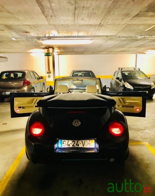 2004' Volkswagen New Beetle photo #2