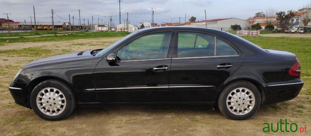 2002' Mercedes-Benz E-220 Cdi Elegance photo #3