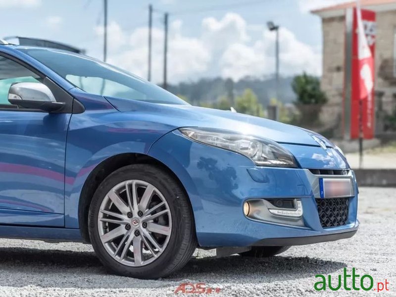 2012' Renault Megane photo #3