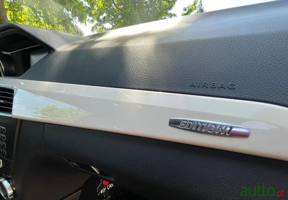 2011' Mercedes-Benz C 250 photo #2