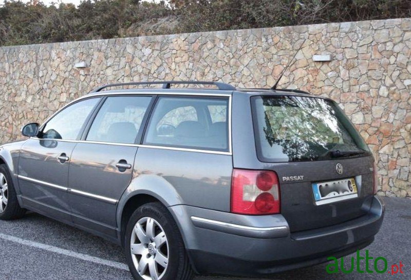 2005' Volkswagen Passat Variant photo #4
