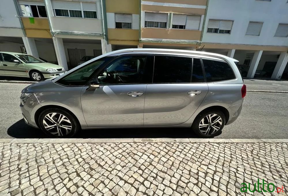 2020' Citroen Grand C4 SpaceTourer photo #2