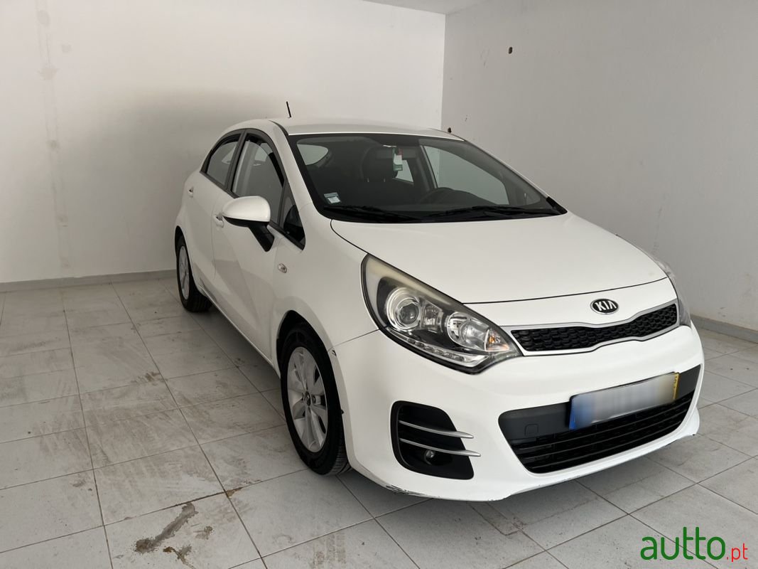 2015' Kia Rio photo #2