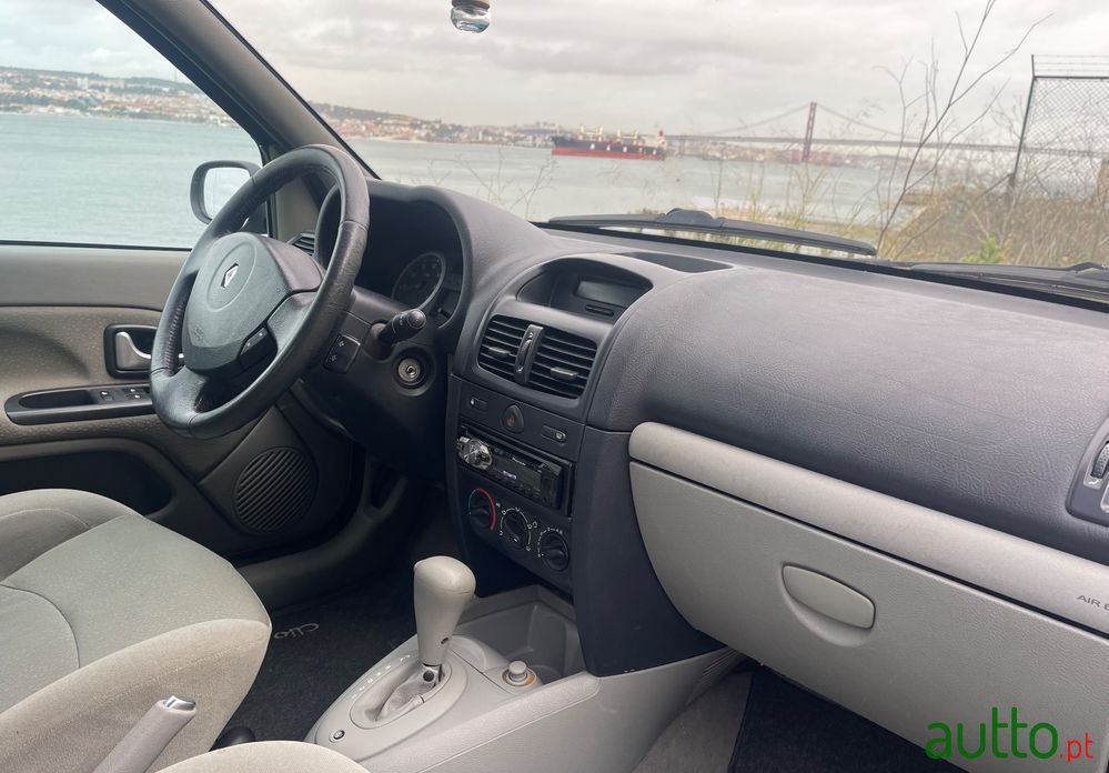 2004' Renault Clio photo #5