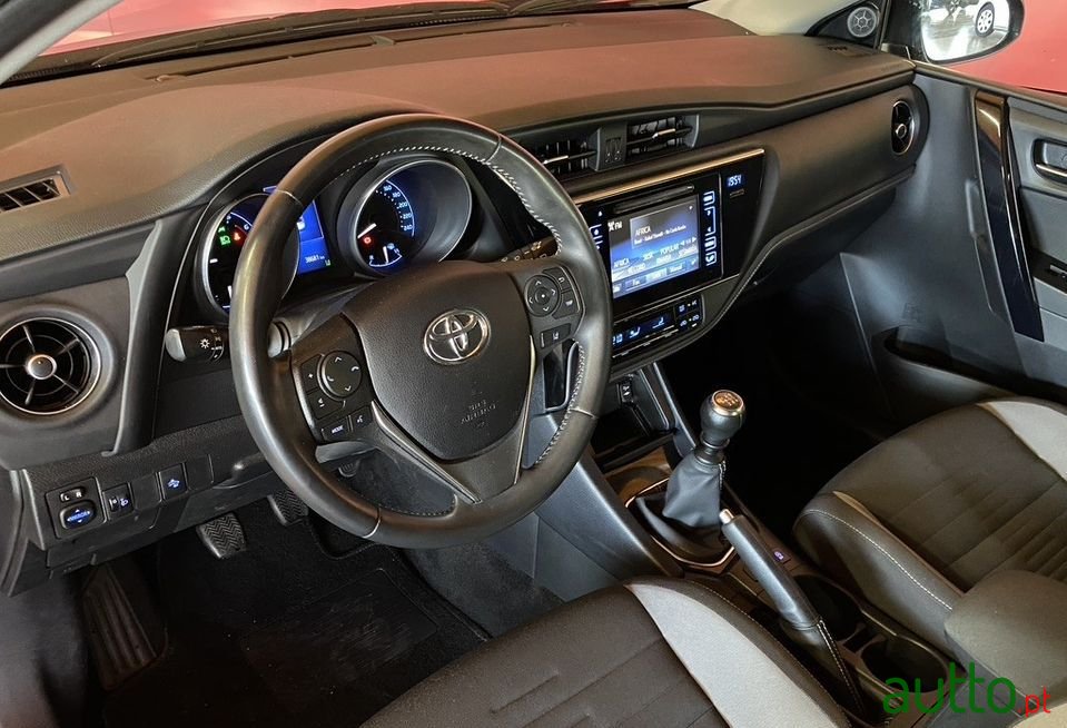 2017' Toyota Auris photo #4