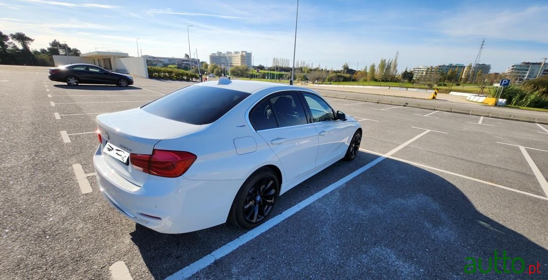 2017' BMW 330 photo #5
