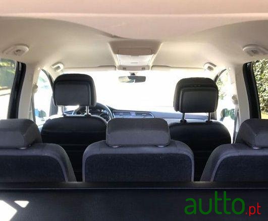 2018' Volkswagen Touran photo #2