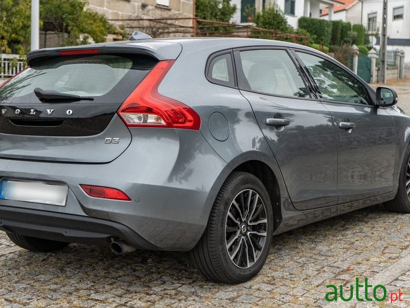 2017' Volvo V40 photo #2