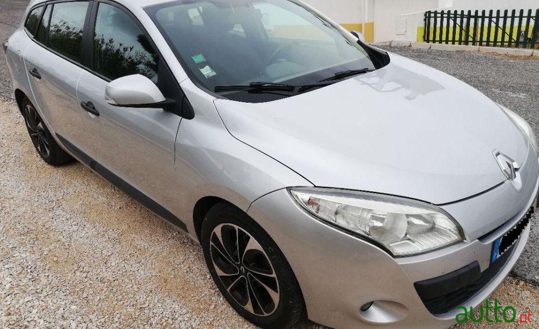 2011' Renault Megane photo #2