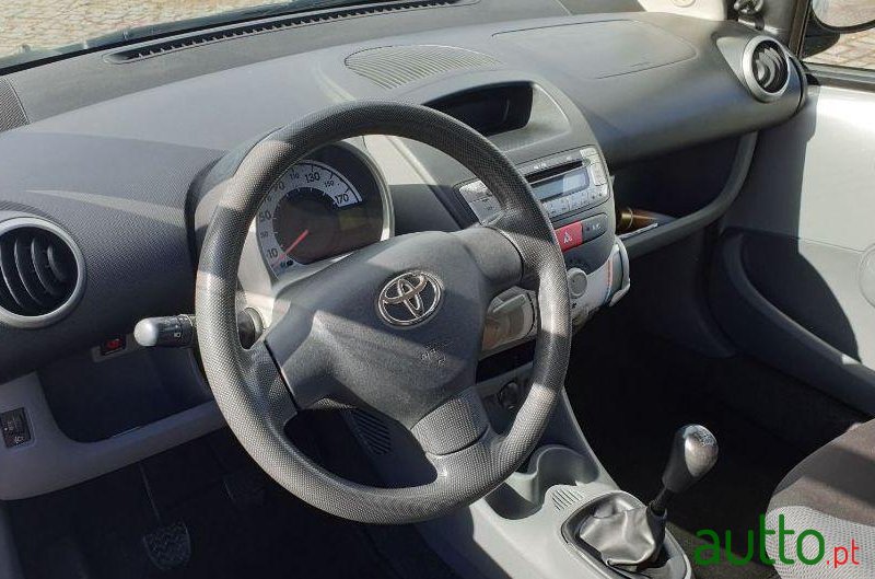 2006' Toyota Aygo photo #2