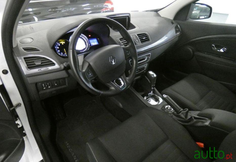 2015' Renault Megane Sport Tourer photo #2