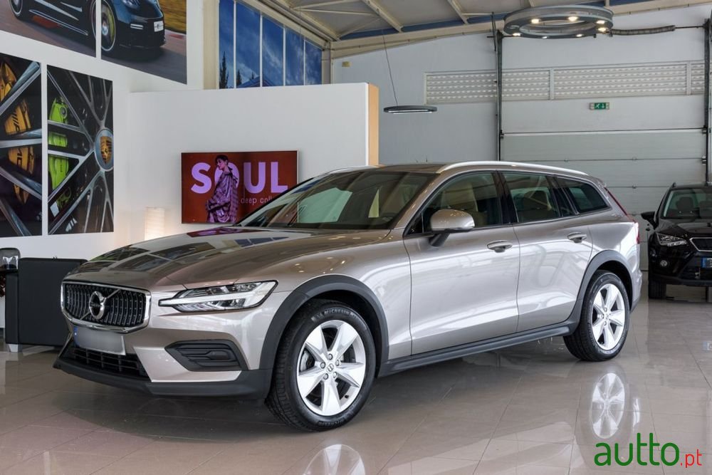 2020' Volvo V60 Cross Country photo #1