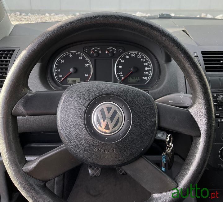 2004' Volkswagen Polo photo #4