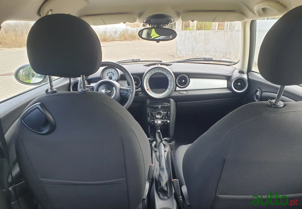 2013' MINI Cooper D photo #6