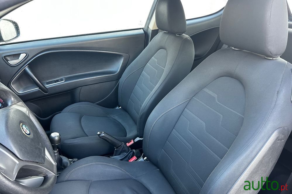 2012' Alfa Romeo MiTo 1.3 Jtdm photo #6