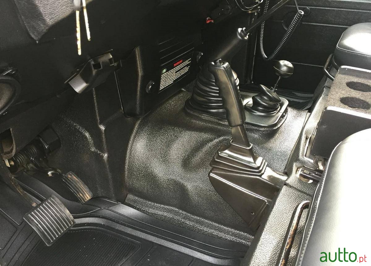 2005' Land Rover Defender 90 td5 photo #5