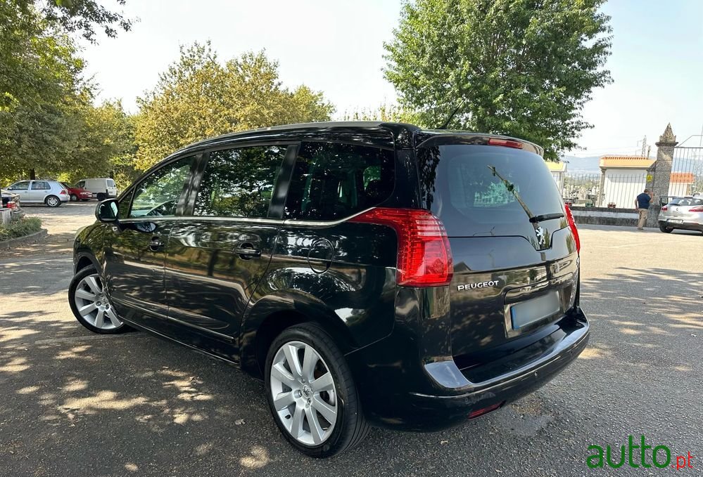 2012' Peugeot 5008 photo #5