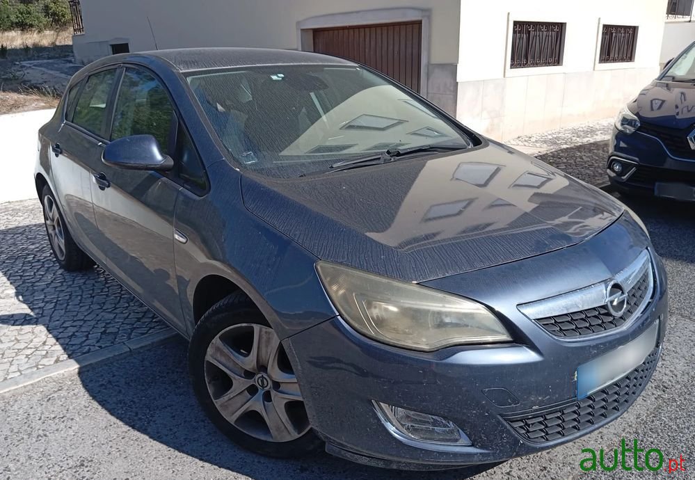 2010' Opel Astra photo #1