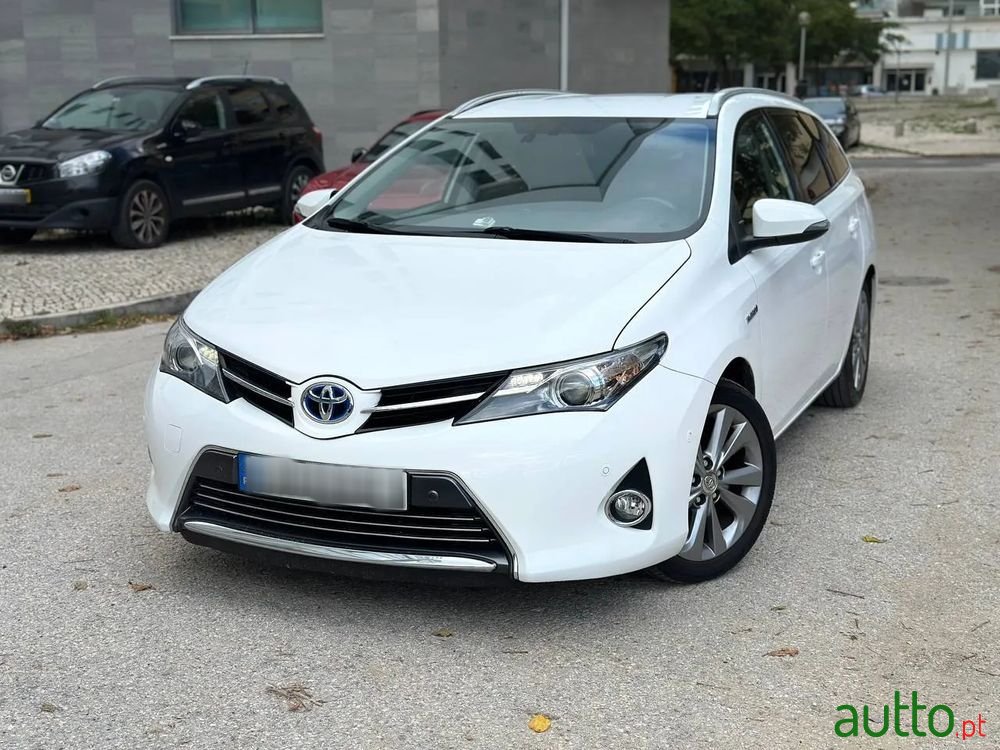 2015' Toyota Auris Touring Sports photo #1